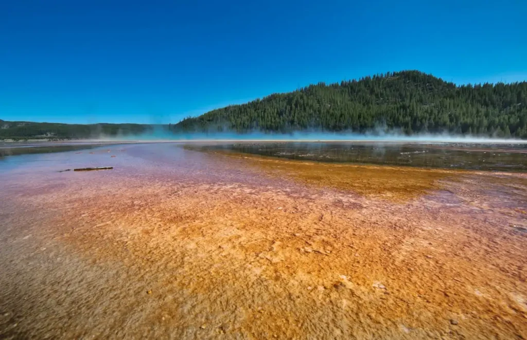 Yellowstone National Park – A unique honeymoon destination with lakes